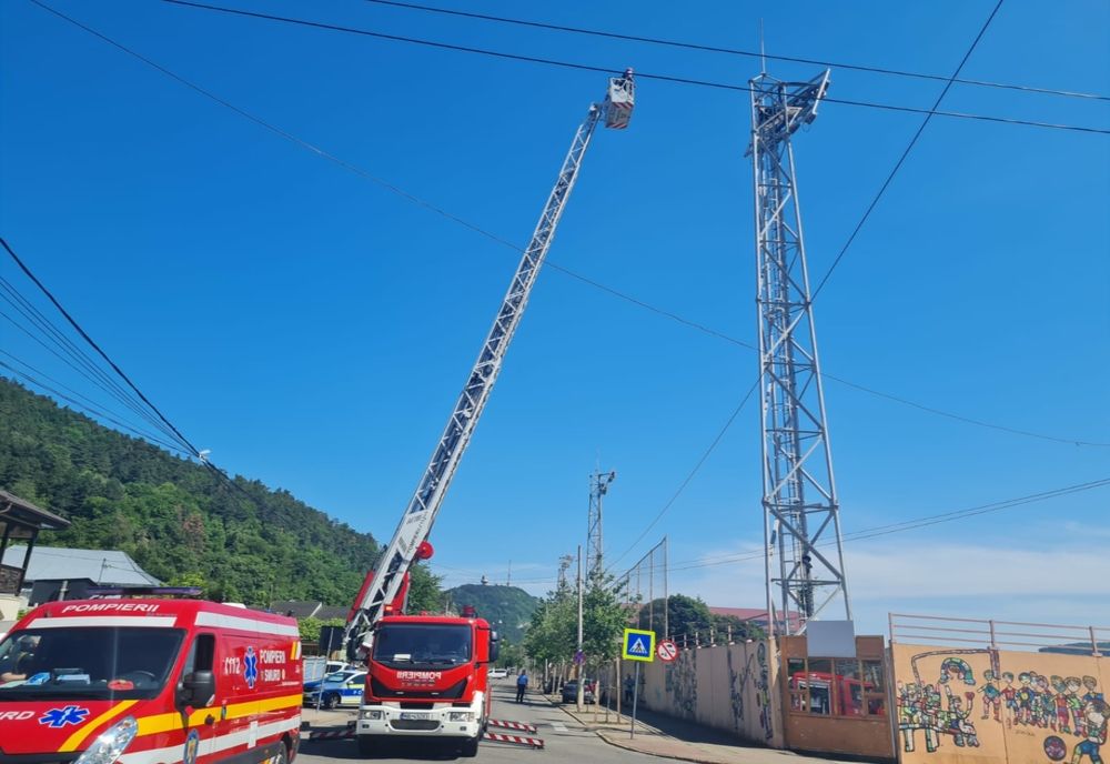 Un bărbat s-a urcat pe un stâlp de iluminat de la stadionul Ceahlăul