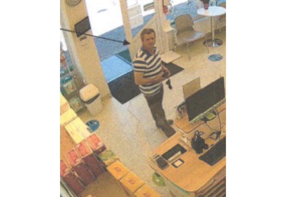 A furat un telefon mobil uitat într-o farmacie! Poliția cere ajutorul populației pentru a-l găsi