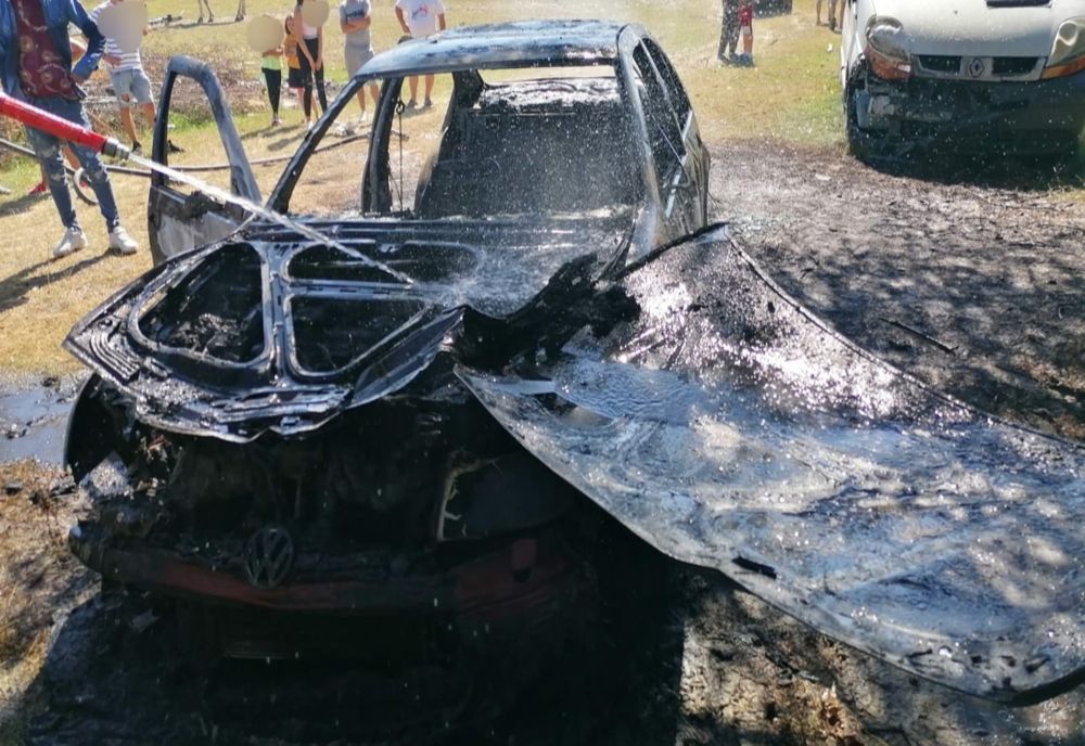 Autoturism făcut scum de un incendiu în localitatea Stânca