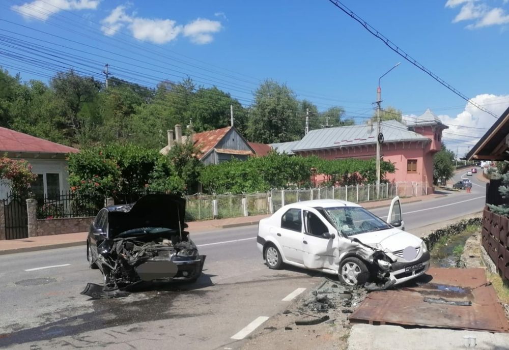 Două persoane au ajuns la spital după ce două autoturisme s-au tamponat în Târgu Neamț