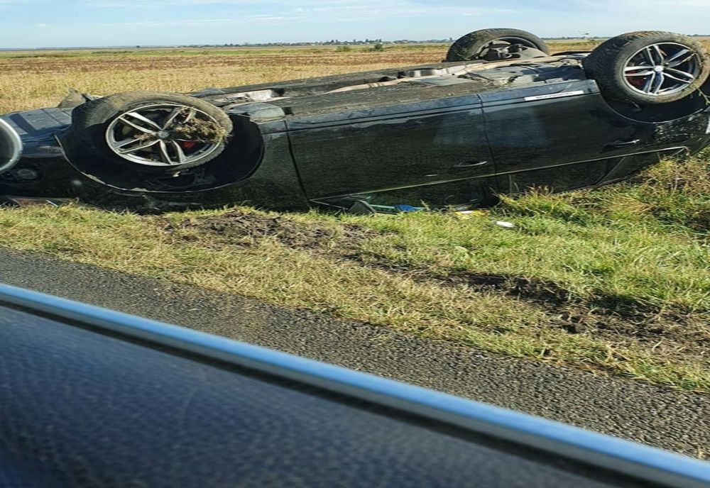 Un șofer de 76 de ani s-a răsturnat cu mașina pe un câmp