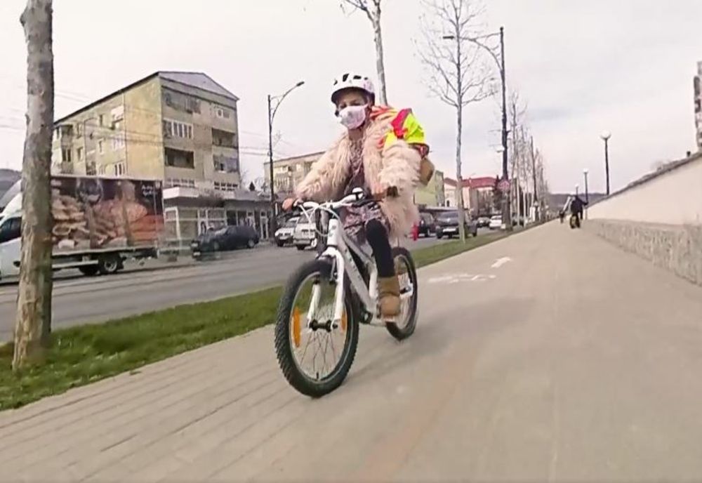 Fetiță de 11 ani, pe bicicletă, accidentată pe trotuar! Cum a ajuns șoferul să lovească biciclista