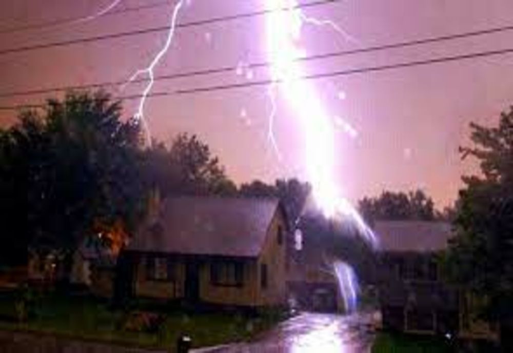 Depozit de furaje, lovit de trăsnet în Neamț