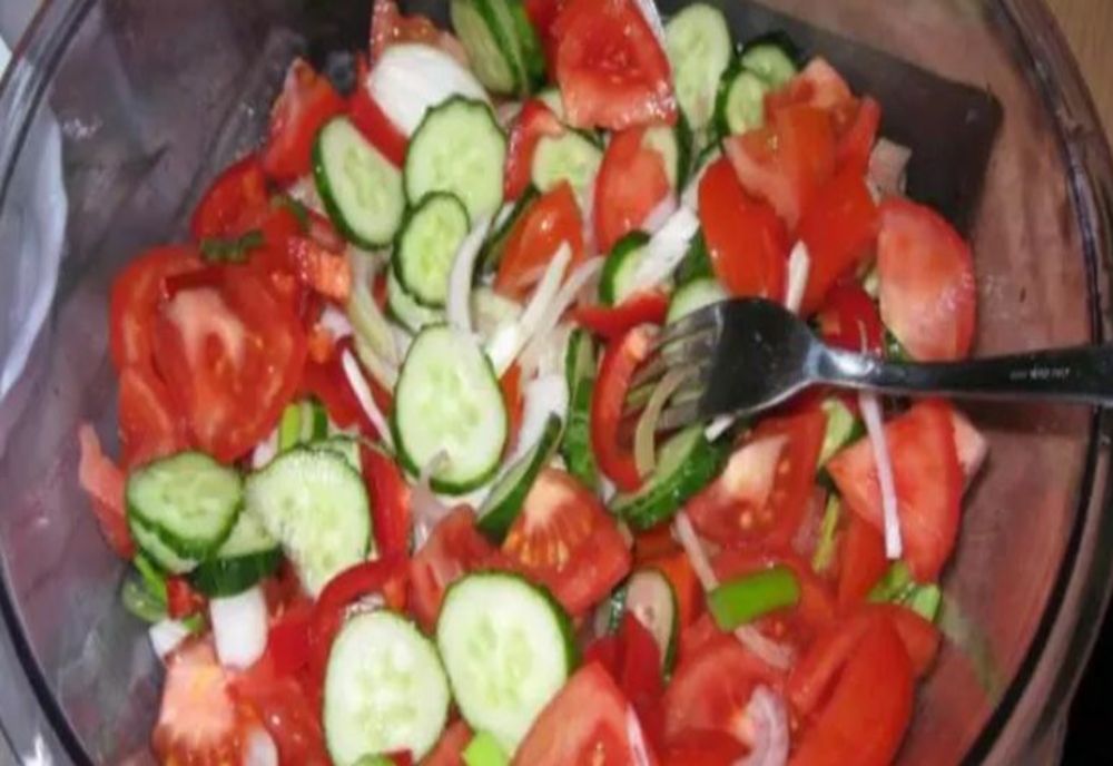 De ce nu e bine să mâncăm castraveți cu roșii