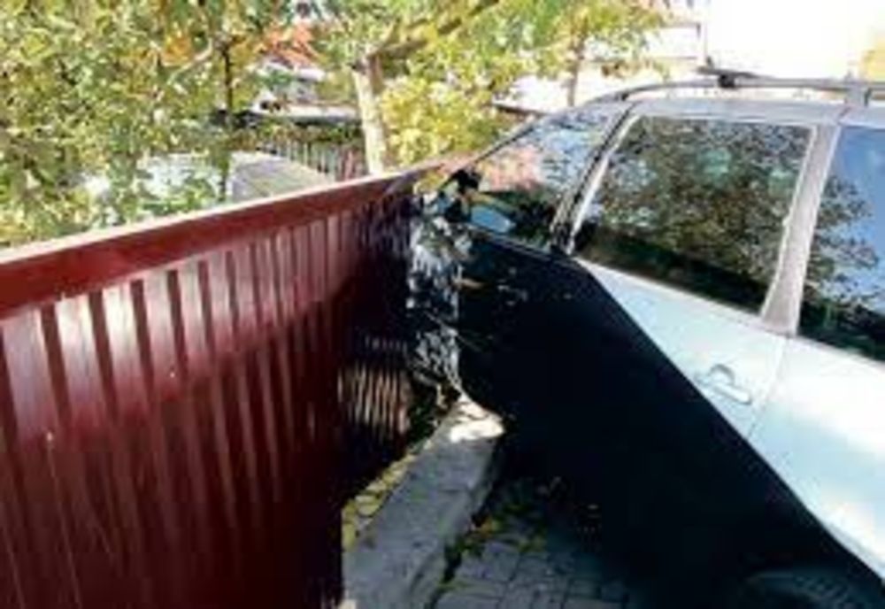 S-a oprit cu mașina în gard! Avea o alcoolemie de 1,26 mg/l alcool pur în aerul expirat