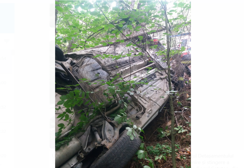 Accident rutier la Poiana Teiului. Un șofer s-a răsturnat cu mașina în afara drumului