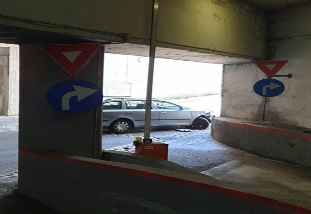 Accident în Pasajul de la Curtea Domnească! O tânără rănită