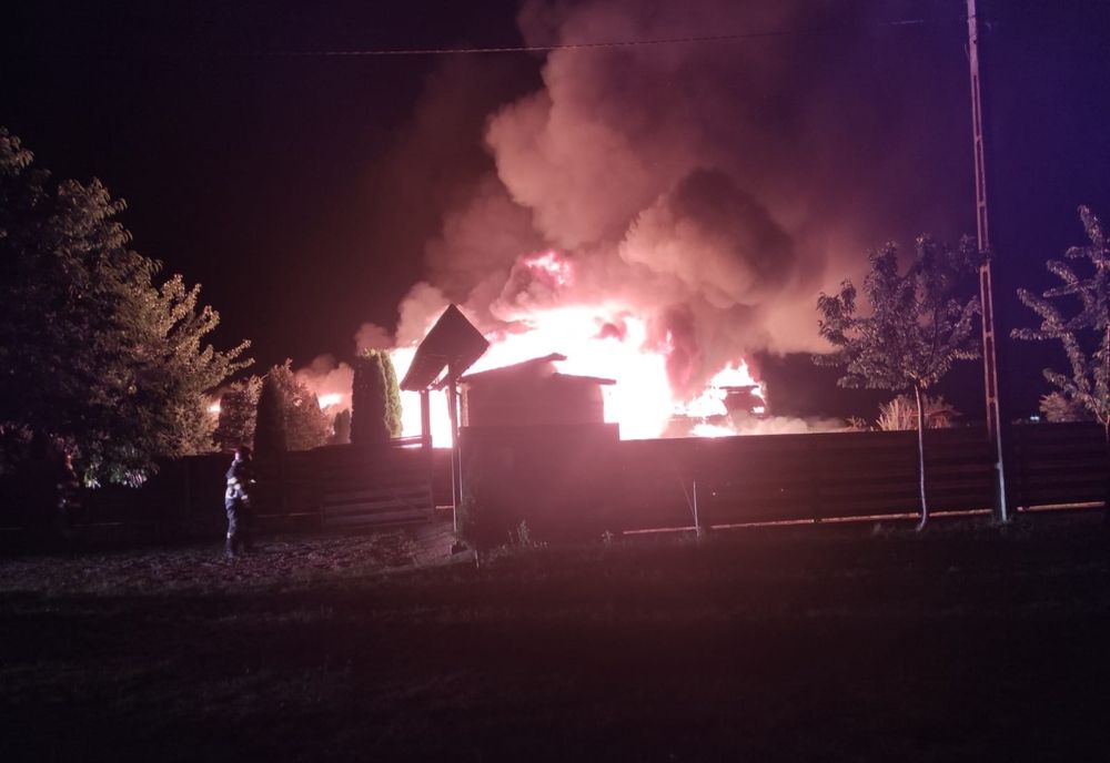 Cinci ore de intervenție pentru stingerea unui incendiu produs la un operator economic din Dumbrava Roșie