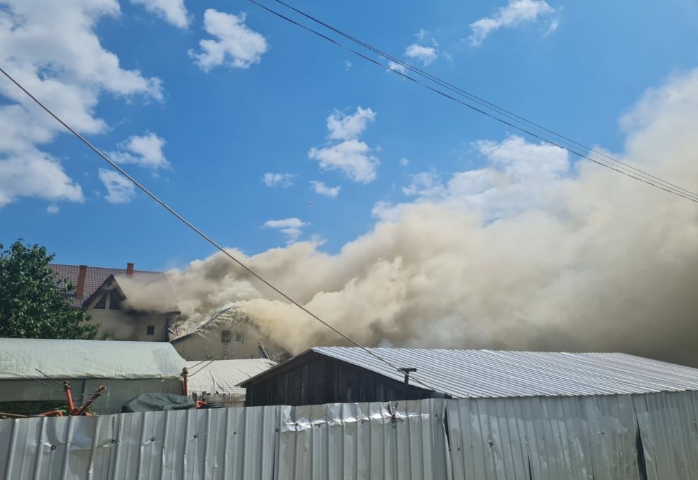 10 ore de luptă cu flăcările a pompierilor nemțeni