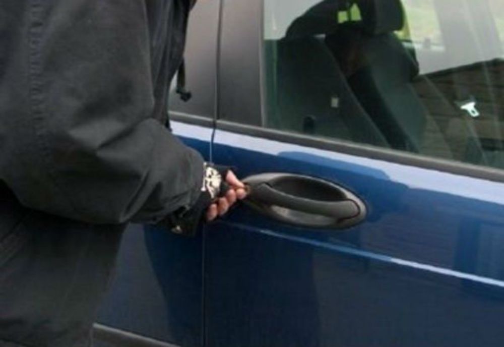 17 mașini, sparte într-o noapte în Piatra-Neamț