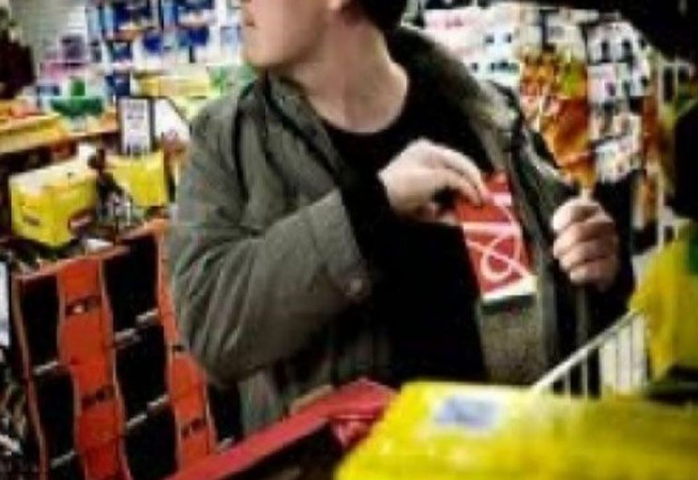 Un adolescent din Piatra-Neamț, reținut! Era specializat în furturi din magazine