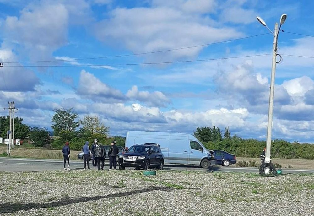 Accident pe E85! Un șofer din Bacău, accidentat