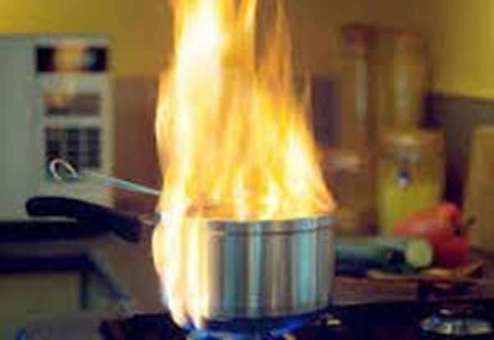 O oală cu mâncare uitată pe aragaz a creat panică într-un bloc din Roman