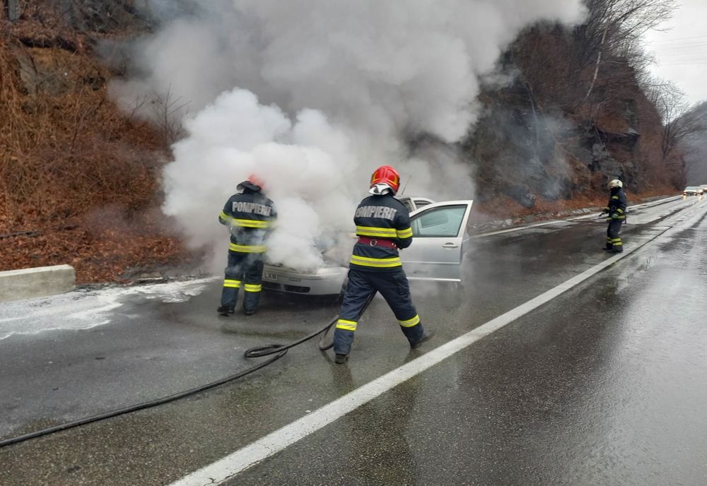 Incendiu la un autoturism parcat în fața Primăriei Roznov