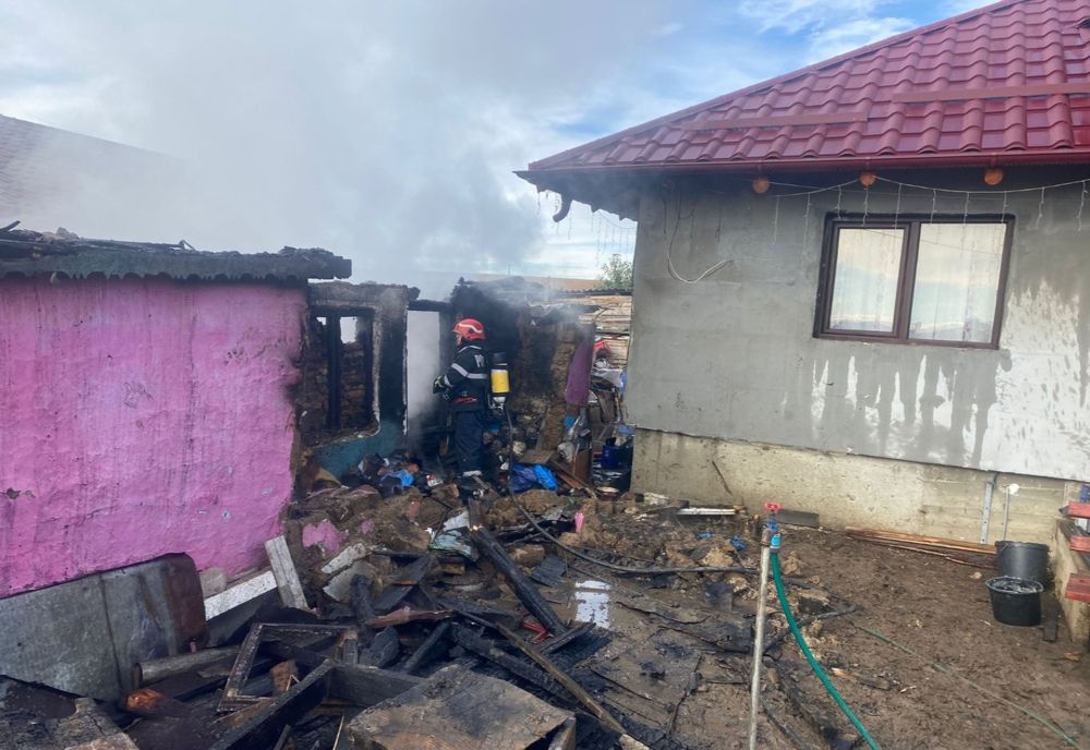 Bucătărie de vară făcută scrum într-o gospodărie din comuna Dochia