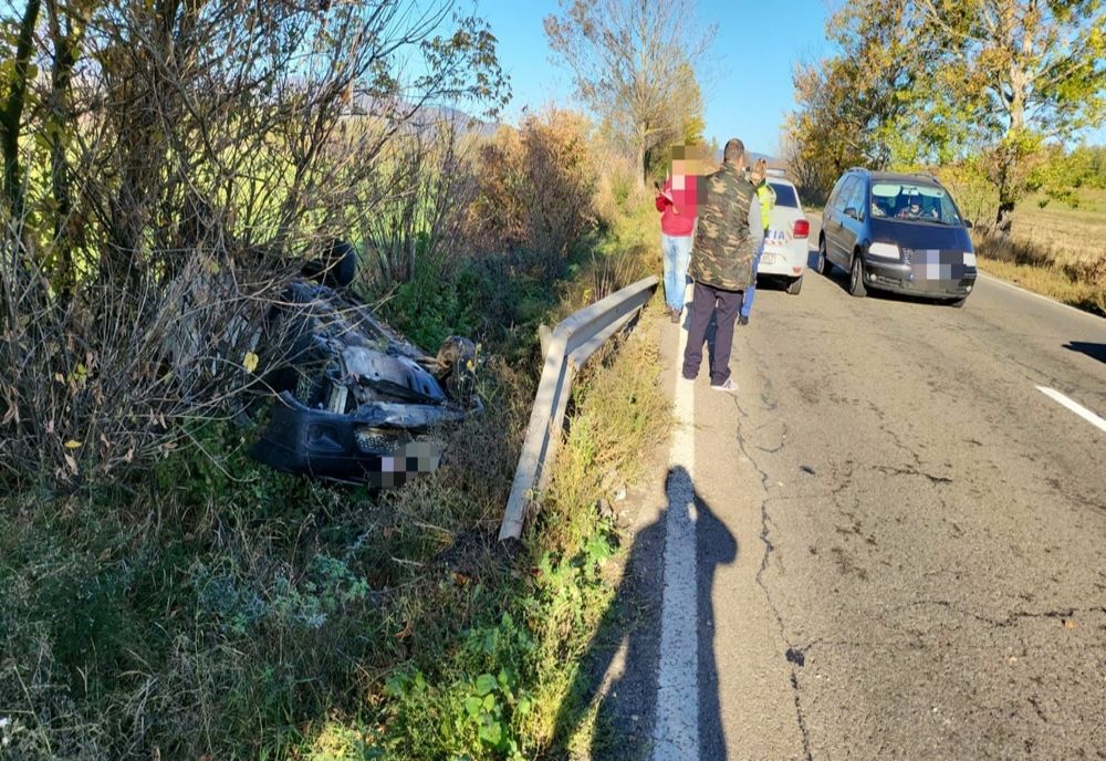 S-a răsturnat cu mașina în șanț! Șoferul avea permisul anulat și era beat