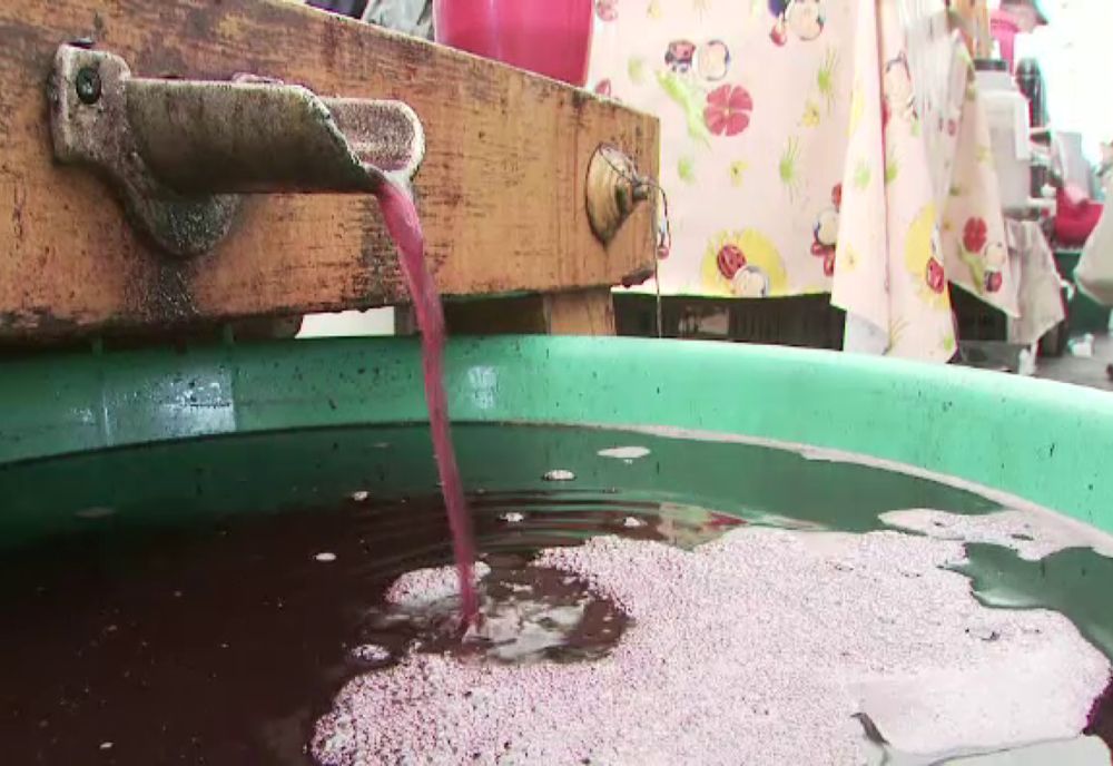 Mustul face victime: două persoane căzute într-un beci au avut nevoie de ajutorul pompierilor. S-au intoxicat cu monoxid ce carbon