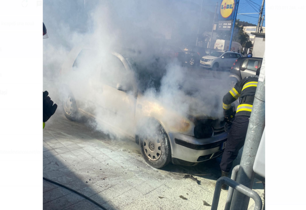 Un autoturism a luat foc în parcarea unui supermarket din Piatra Neamț