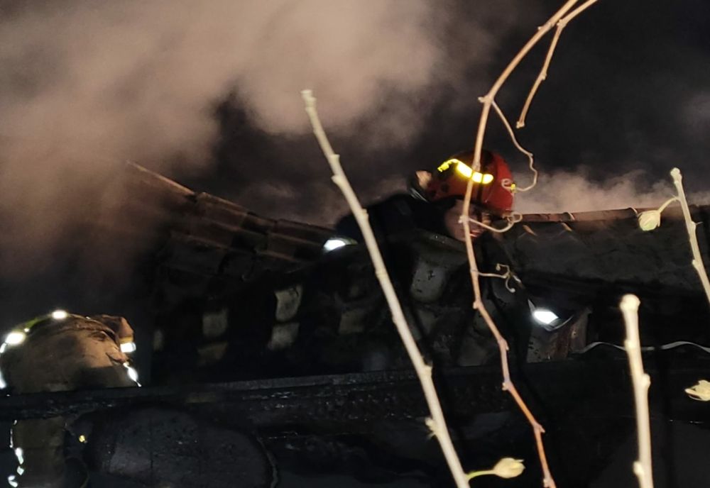 Incendiu la o gospodărie din Neamț! Proprietarii, evacuați de un vecin pompier!