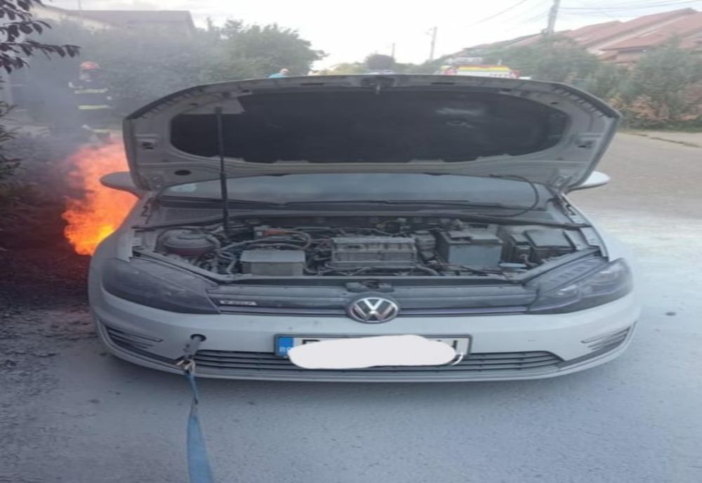 Incendiu la un autoturism pe o stradă din Piatra-Neamț