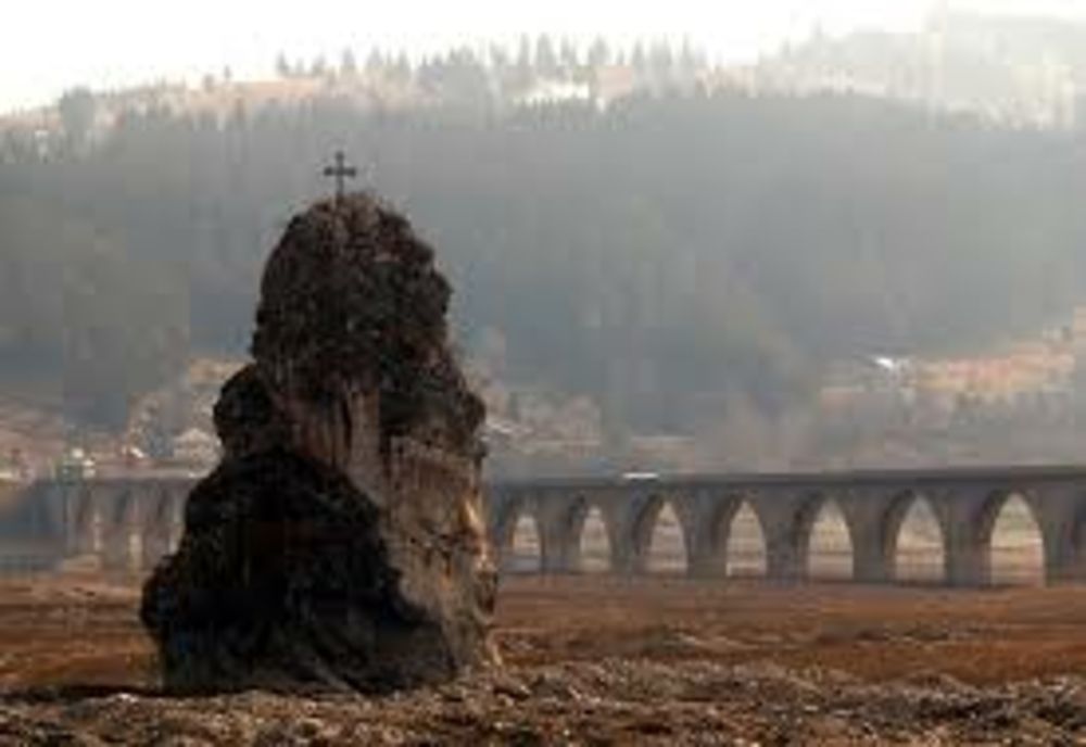 ”Piatra dracului”, legenda terifiantă din Neamț Se spune că stânca se mișcă noaptea