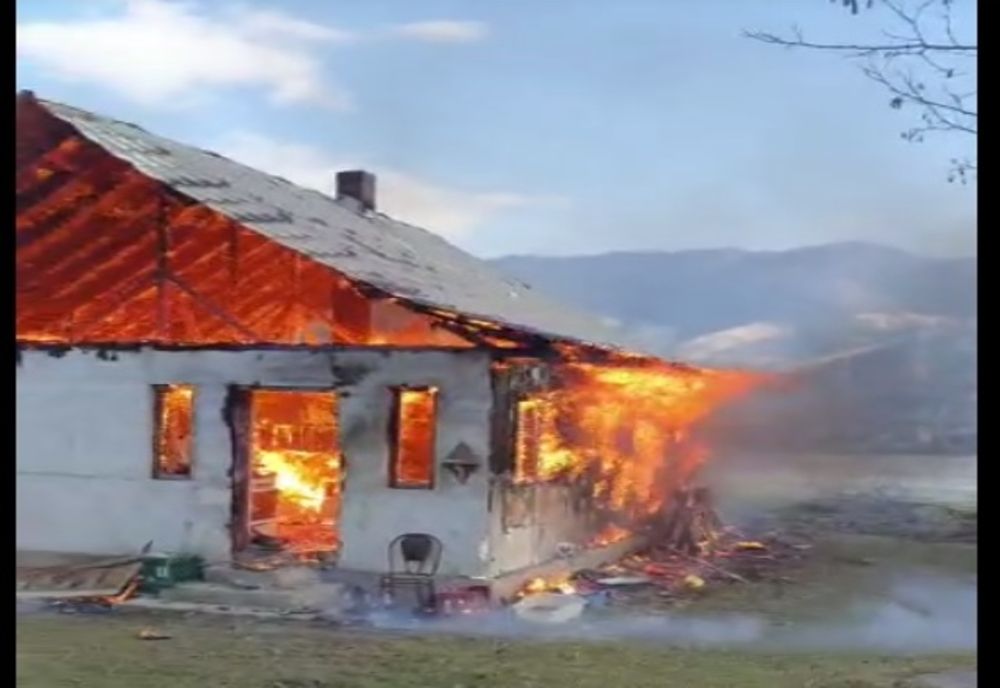 În prag de iarnă, a rămas fără acoperiș deasupra capului