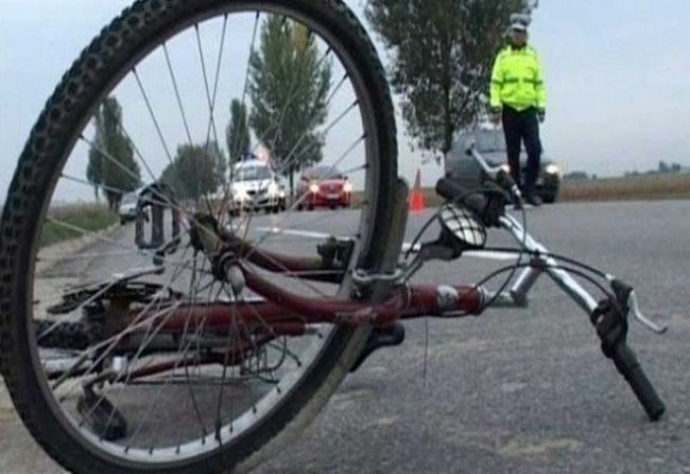 Adolescentă pe bicicletă, acroșată de un tirist turc