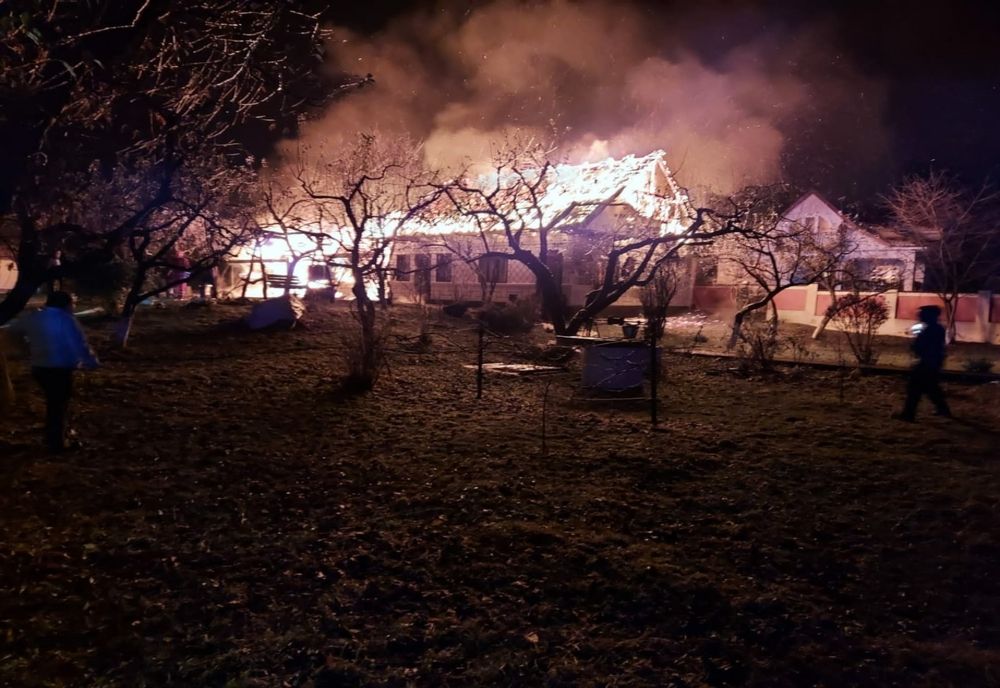 Casă mistuită de flăcări la Pipirig