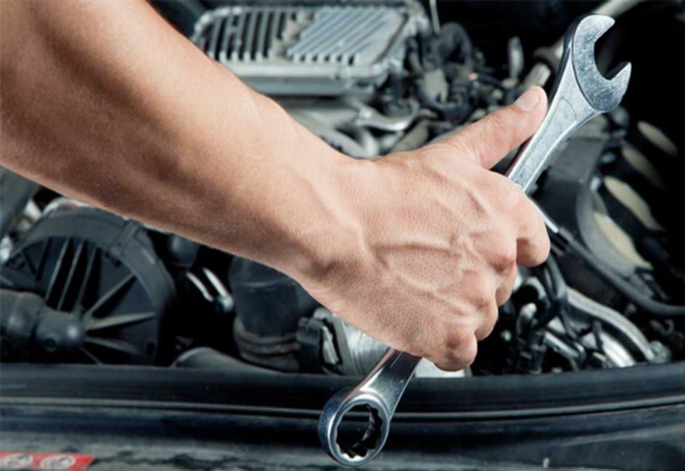 Autoturism implicat într-un accident, reparat la de un tânăr fără a avea autorizație. Polițiștii au deschis dosar penal