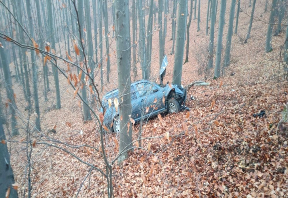 Autoturism căzut într-o prapastie pe DN1 