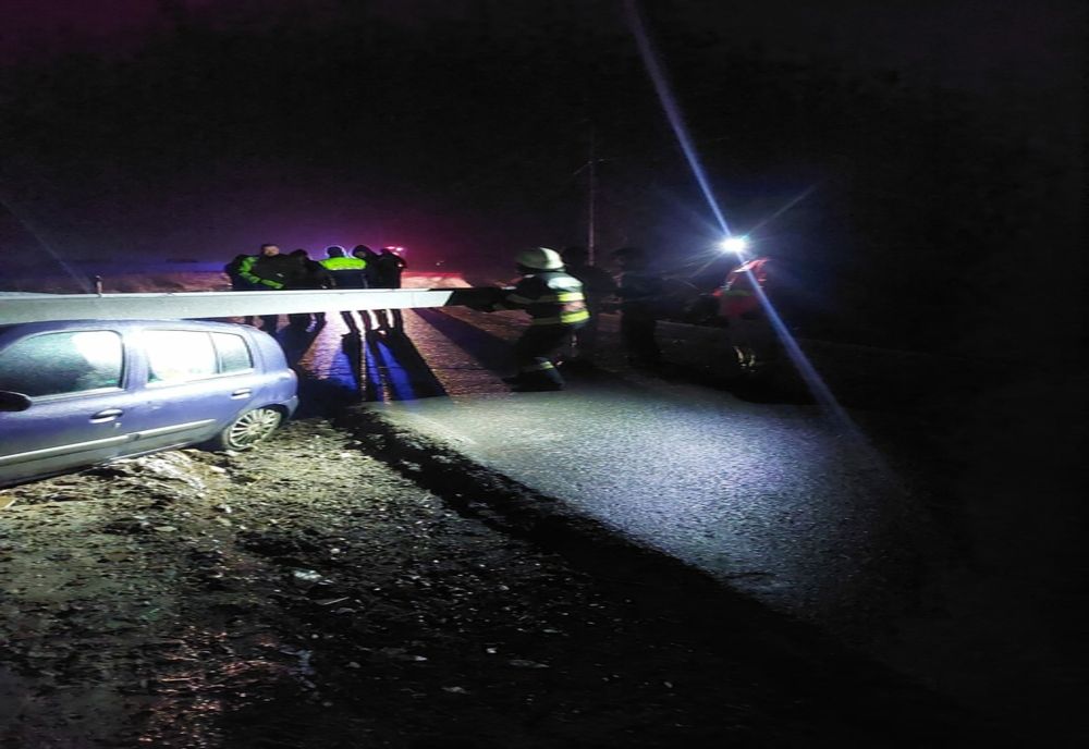 La un pas de tragedie! O șoferiță a intrat cu mașina într-un stâlp de electricitate