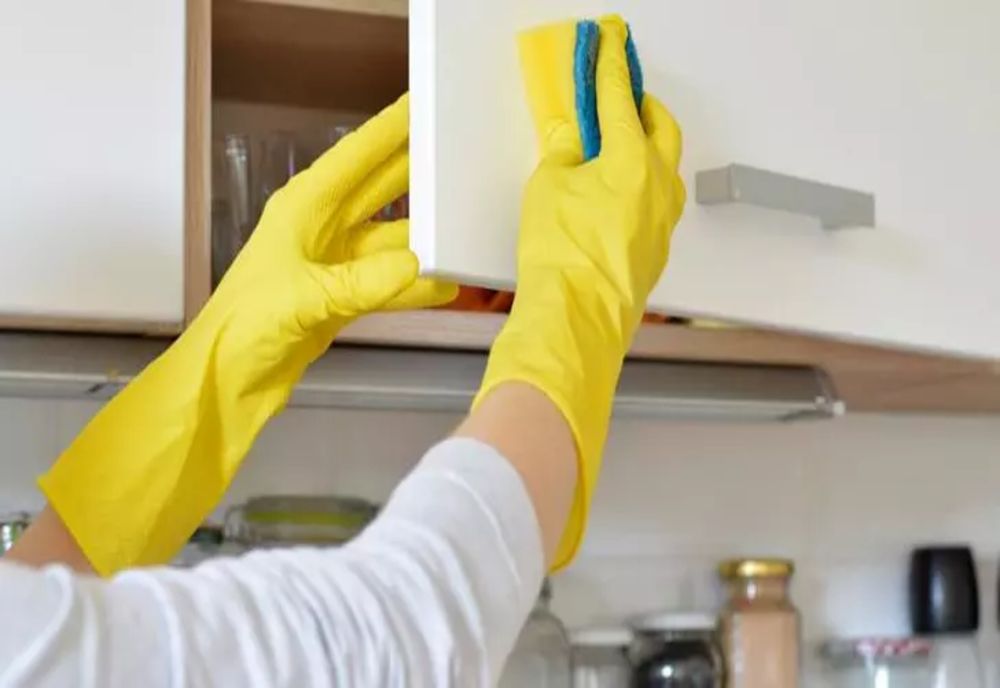 Cum se curăță stropii de grăsime de pe mobilă - soluția de 1 leu care face bucătăria lună!