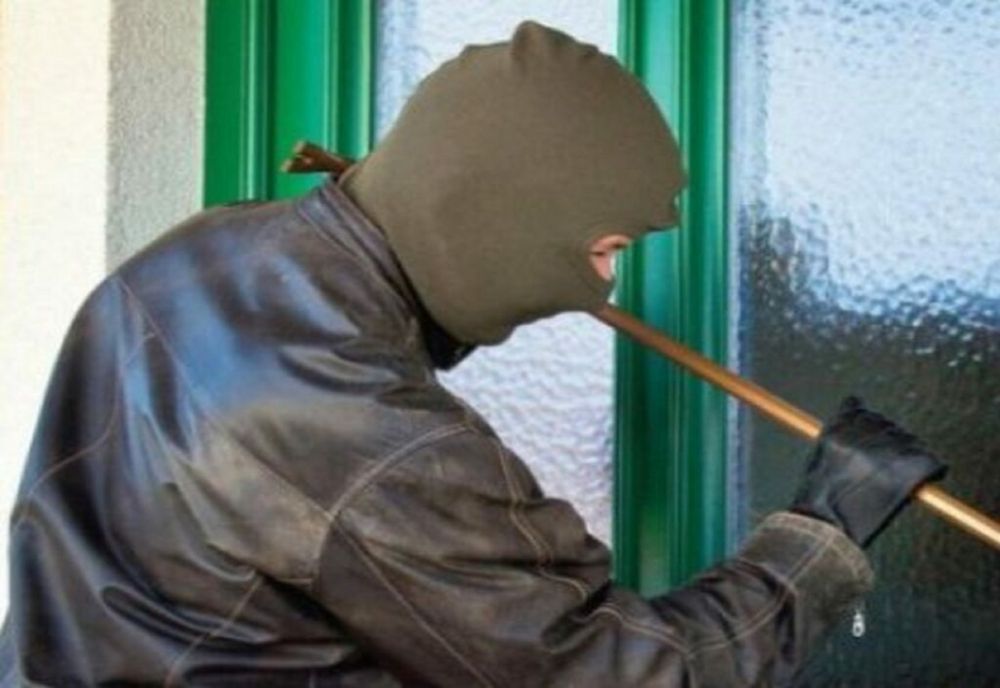 Locuință ”spartă” de hoț! Prejudiciul a fost recuperat