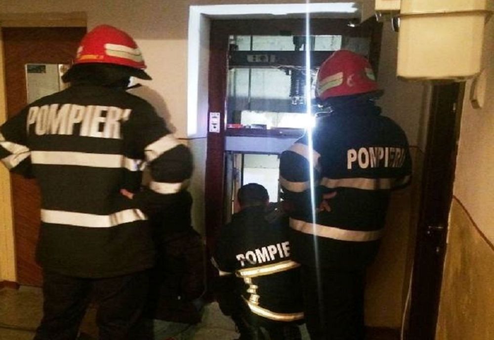 Un bărbat a rămas blocat într-un lift. Pompierii au intervenit și l-au scos