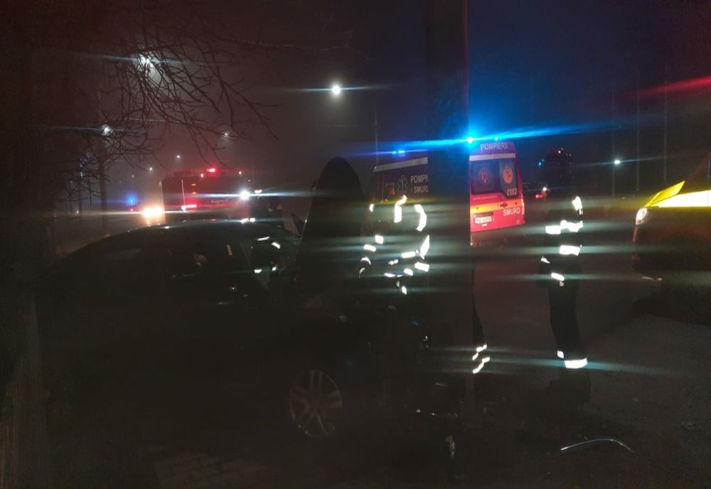 Autoturism izbit într-un stâlp în Dumbrava Roșie. Șoferul, salvat de un echipaj de pompieri care se întorcea dintr-o misiune