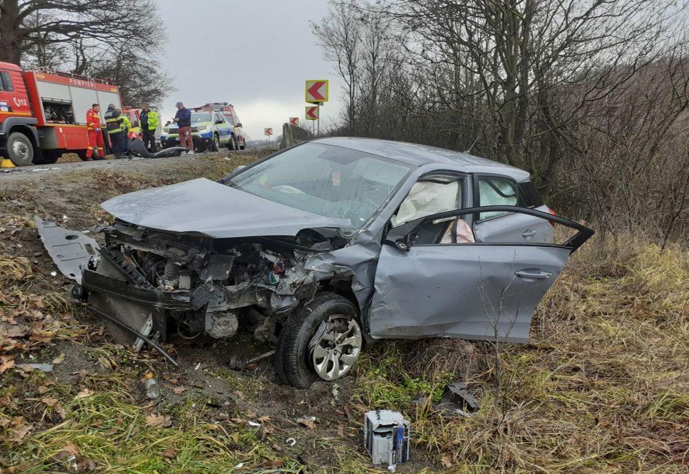 Accident cu două maşini pe E60! Două persoane au fost rănite şi au ajuns la spital (FOTO)