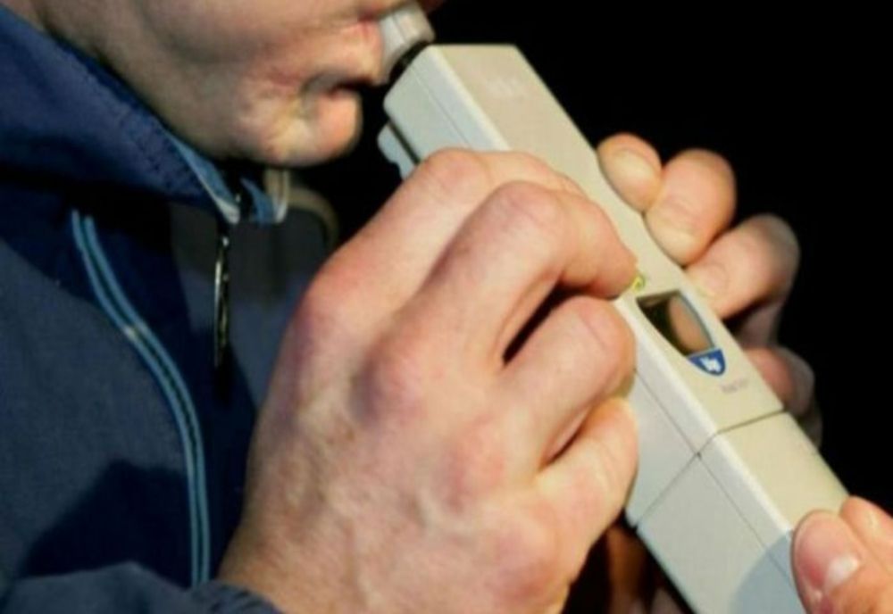 Depistat conducând cu o alcoolemie de 1,18 și fără permis