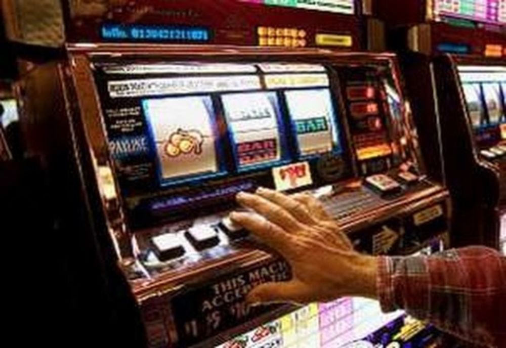 Trei nemțeni reținuți de polițiștii din Bacău după ce ar fi sustras bani dintr-un aparat de jocuri 