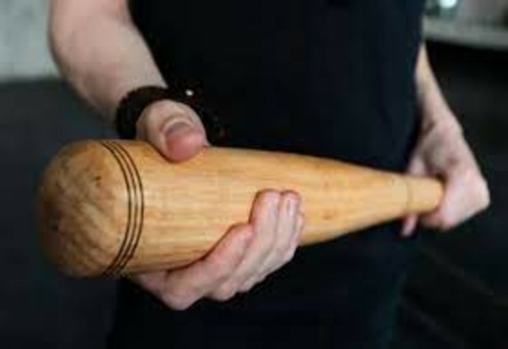 Un bărbat violent a petrecut noaptea în arest! A dat buzna cu o bâtă în două curți din sat