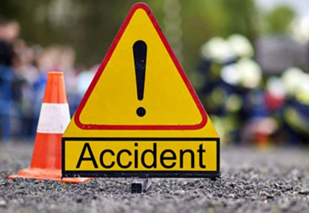 BĂRBAT ACCIDENTAT MORTAL DE O AUTOUTILITARĂ CARE MERGEA CU SPATELE, LA DUMBRAVA ROŞIE