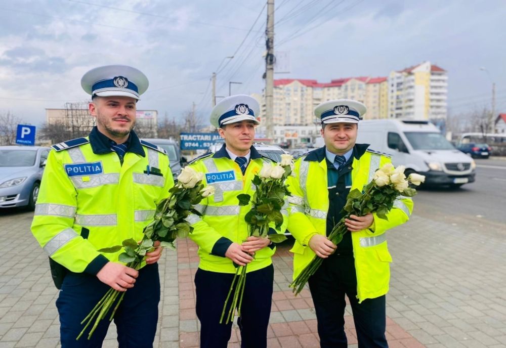 De 8 martie polițiștii au întâmpinat colegele de birou și participantele la trafic cu flori și mesaje de felicitare