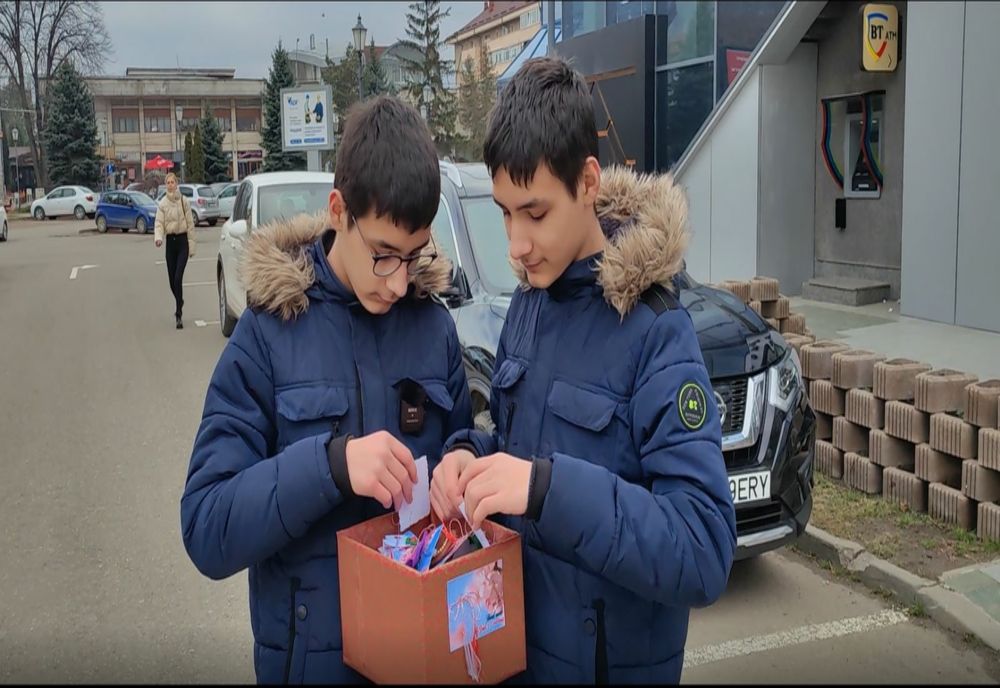 Doi frați au adus bucurie pentru seniorii din oraș! Le-au oferit mărțișoare făcute de ei înșiși