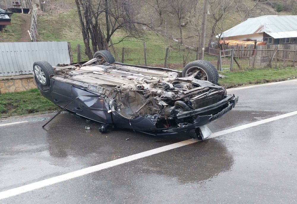 Două tinere au fost rănite după ce s-au răsturnat cu mașina