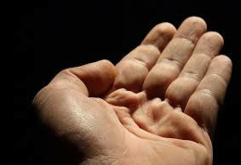 Un escroc strângea bani în numele unei asociații umanitare în parcarea unui supermarket din Piatra-Neamț