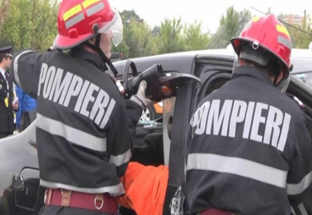 Bătrân, salvat de pompieri! Acesta rămăsese blocat în mașină