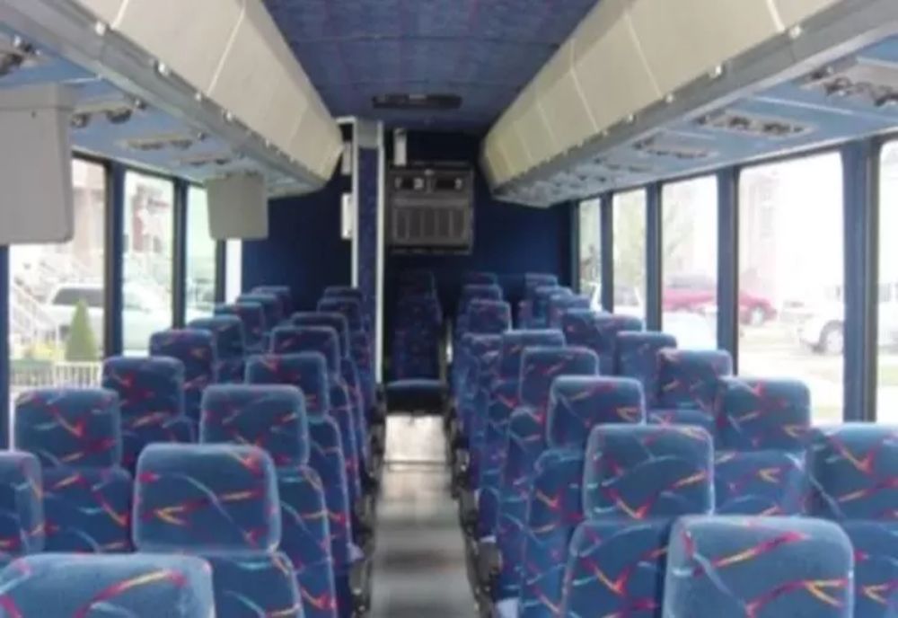 Doi călători răniți după ce șoferul autobuzului a frânat brusc