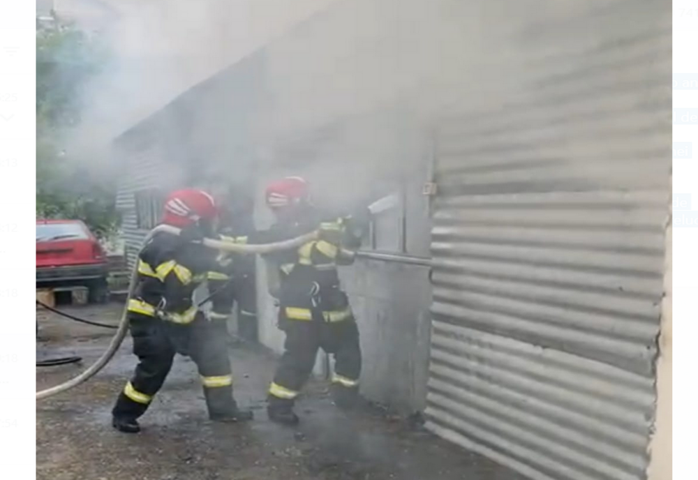 Trei autoturisme în pericol de incendiu după ce o magazie a luat foc pe o stradă din Roman