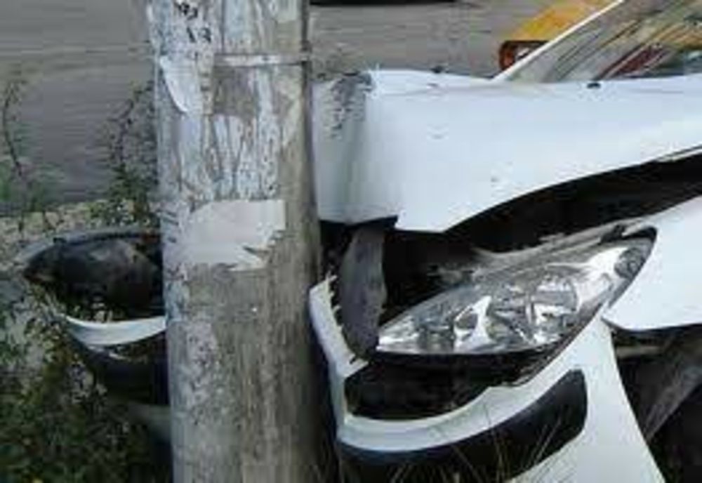 Un șofer beat s-a oprit cu mașina într-un stalp