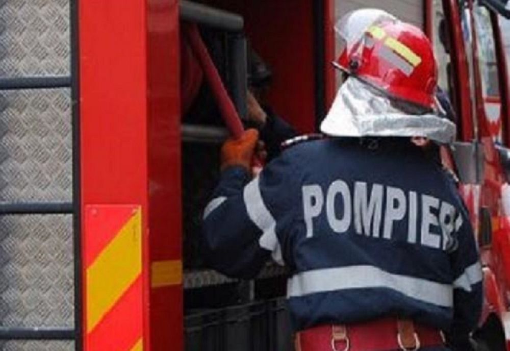 Unei femei de 70 de ani i s-a făcut rău când și-a văzut gospodăria cuprinsă de flăcări