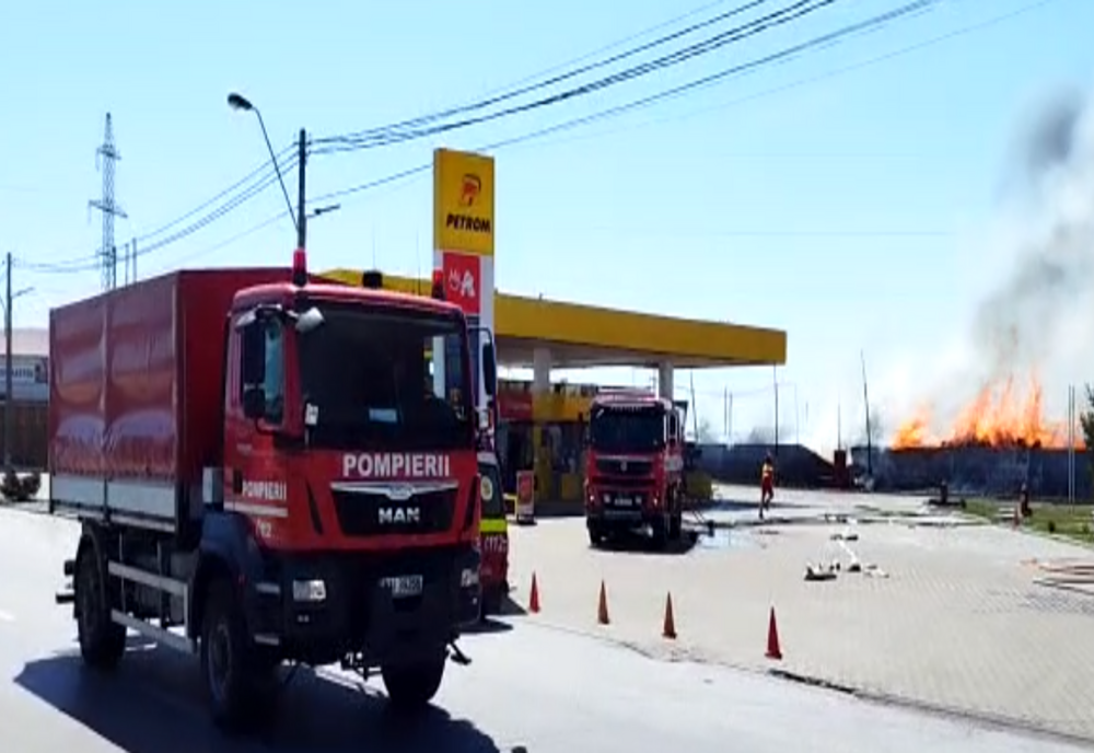 Incendiu de proporții în Roman lângă o stație PECO